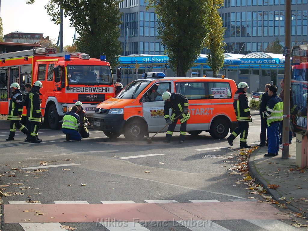 Schwerer VU Notarzt Pkw Koeln Ehrenfeld Weinsbergstr Oskar 100.JPG